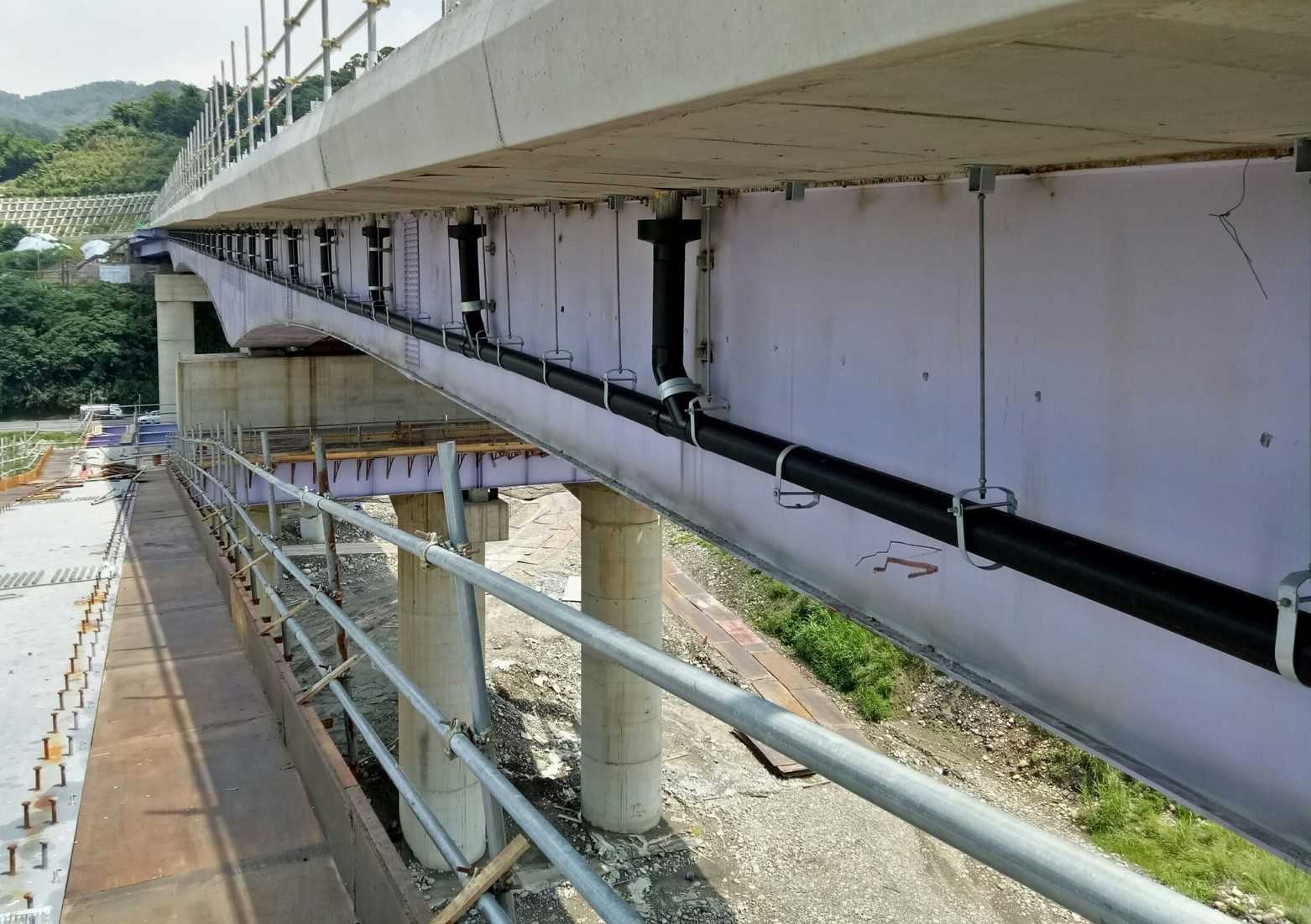 橋樑排水管線